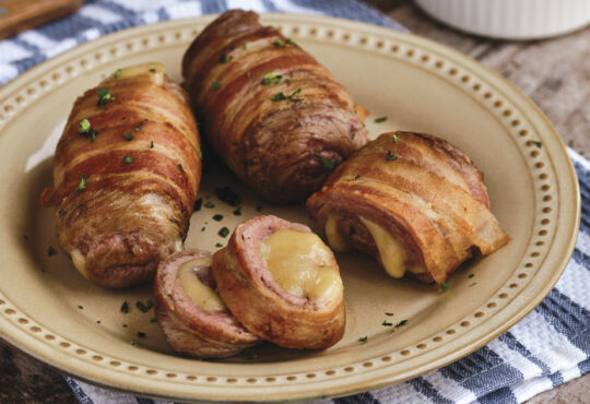 rollos de bistec con tocino y queso