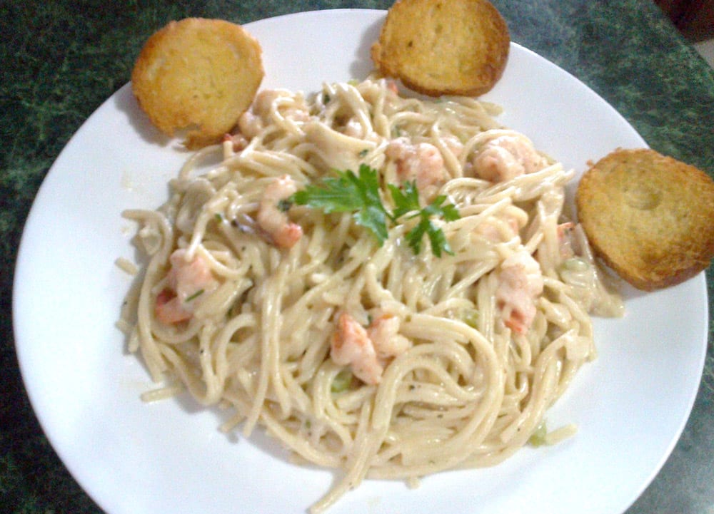 Espagueti con salsa de queso y camarones - Cocina con Teresa
