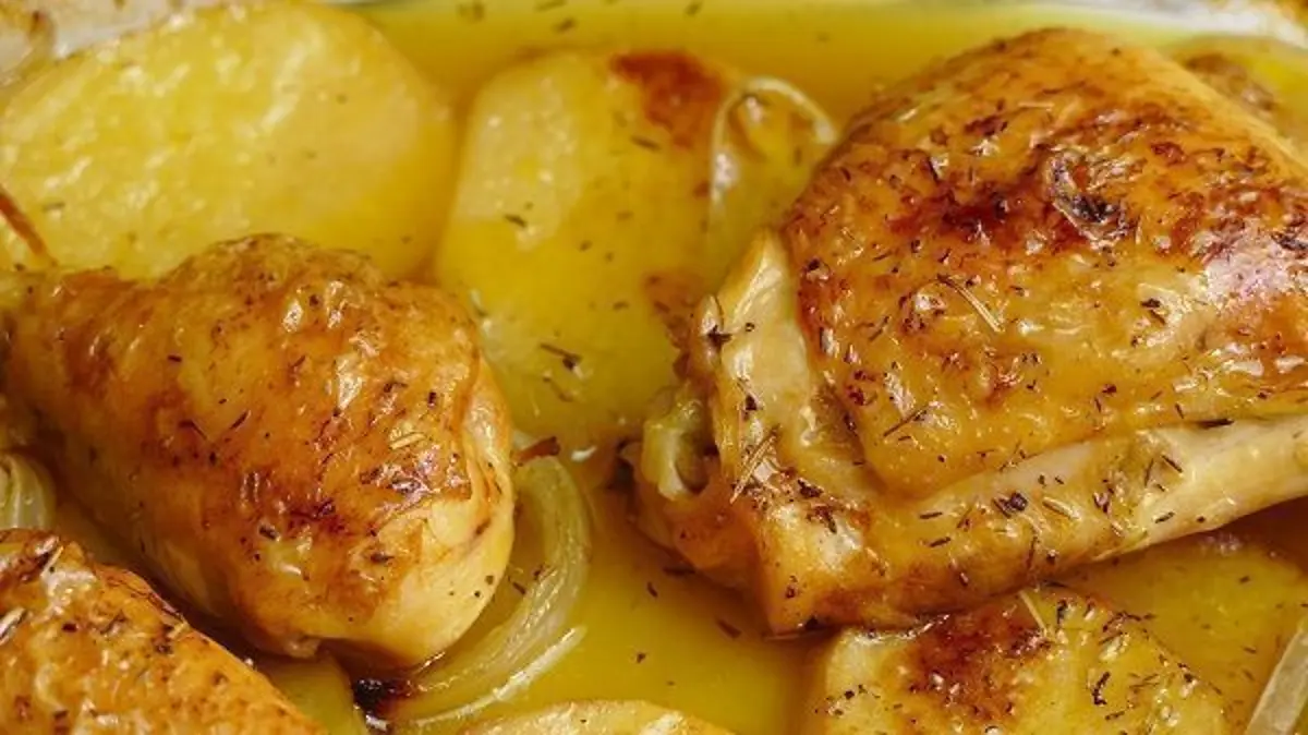 Muslos de pollo en salsa de ajo con papas - Cocina con Teresa