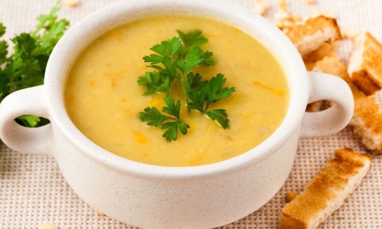 Sopa de habas con nopales