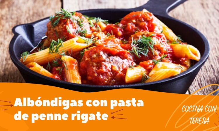 Albóndigas con pasta de penne rigate